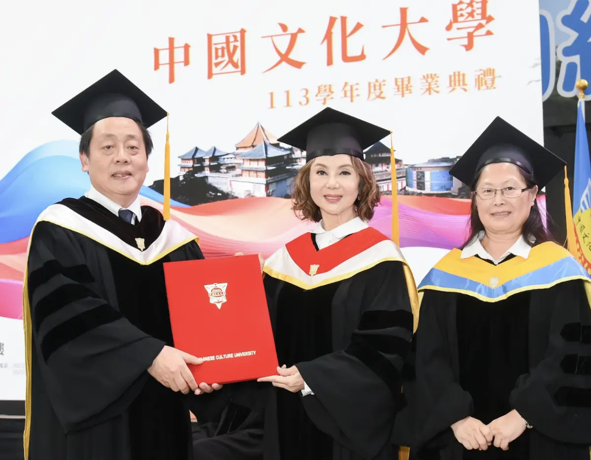 ▲68歲的謝玲玲（中）獲母校文化大學頒發名譽文學博士學位。她曾經因為王祖賢介入，導致和香港富商林建岳的婚姻破裂，但在離婚後轉型為女企業家，又熱心公益，如今擁有博士榮銜，活出漂亮的人生。（圖／台灣優質生命協會提供