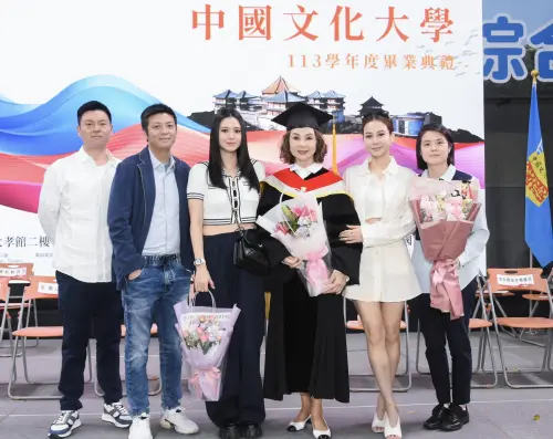 ▲謝玲玲(右三)獲文大頒發名譽文學博士學位,特別把5位子女林孝能(左起)、林孝賢、林恬兒、林心兒、林顥伊帶回台灣見證榮耀的一刻。(圖/台灣優質生命協會提供) ▲謝玲玲(右三)獲文大頒發名譽文學博士學位,特別把5位子女林孝能(左起)、林孝賢、林恬兒、林心兒、林顥伊帶回台灣見證榮耀的一刻。(圖/台灣優質生命協會提供)