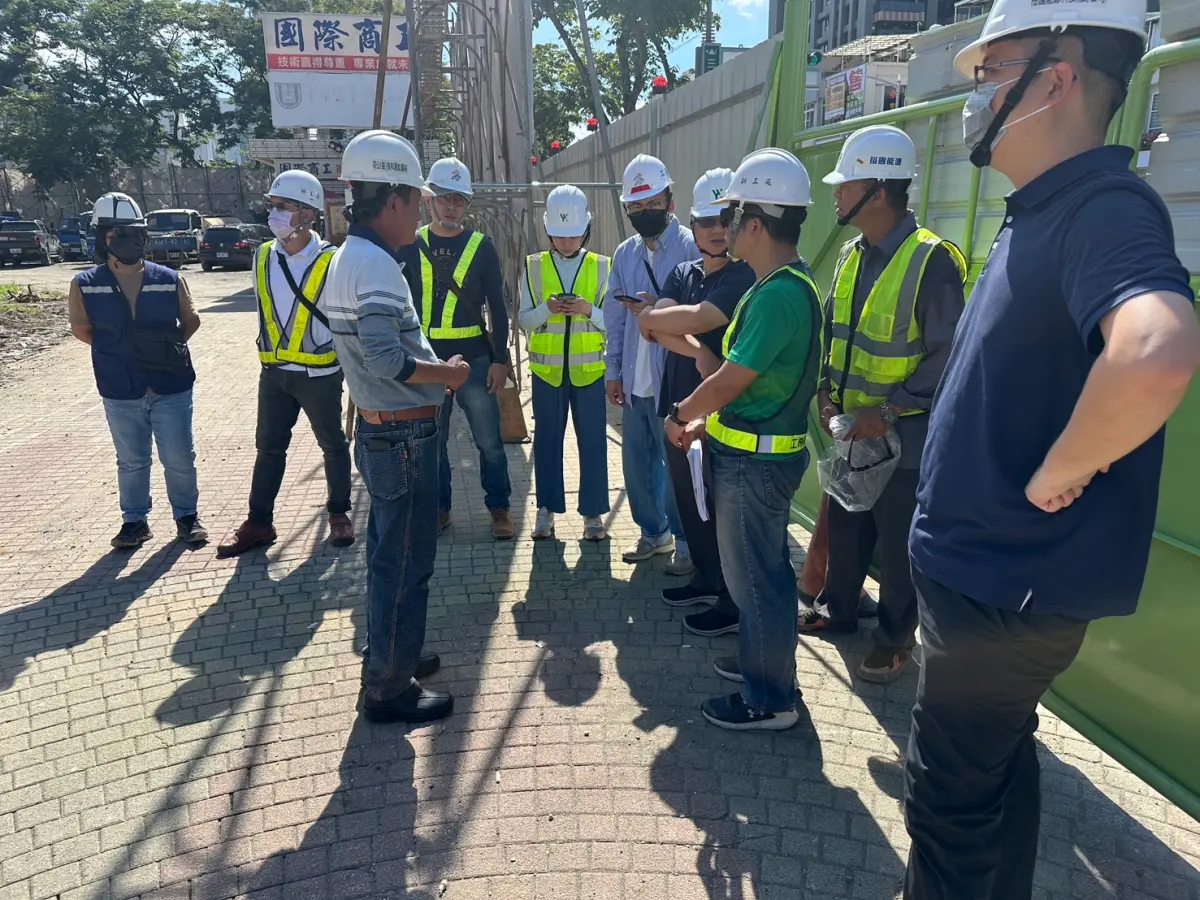 ▲國際商工拆除工程現場近日發生劇烈震動，高市工務局邀土木技師公會現勘國際商工拆除現場，發現面三多路國際商工建物拆除過程不符工法，已開罰9萬元，並勒令停工改善。（圖／工務局提供） 