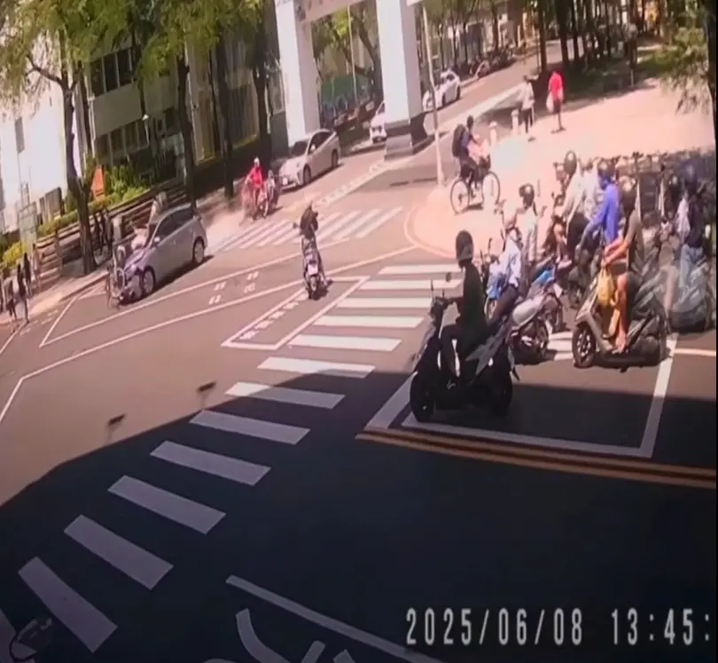 ▲台南東區成大附近車禍，76歲女駕駛衝撞多車，1人不治身亡、2人輕傷。（圖／翻攝畫面）