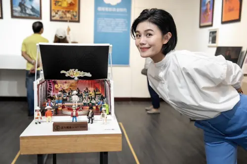 ▲朱海君(如圖)燦笑擔任起《盤過思念的山》鳳飛飛金曲「祝你幸福」講唱會導聆人與該系列歌唱比賽評審。(圖/鳳飛飛故事館提供) ▲朱海君(如圖)燦笑擔任起《盤過思念的山》鳳飛飛金曲「祝你幸福」講唱會導聆人與該系列歌唱比賽評審。(圖/鳳飛飛故事館提供)