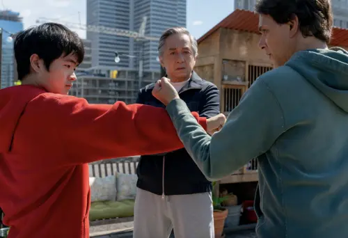 ▲成龍（中）已經好幾年無法在華人區締造亮眼的票房成績，和全盛時期相差十萬八千里。（圖／摘自IMDb）