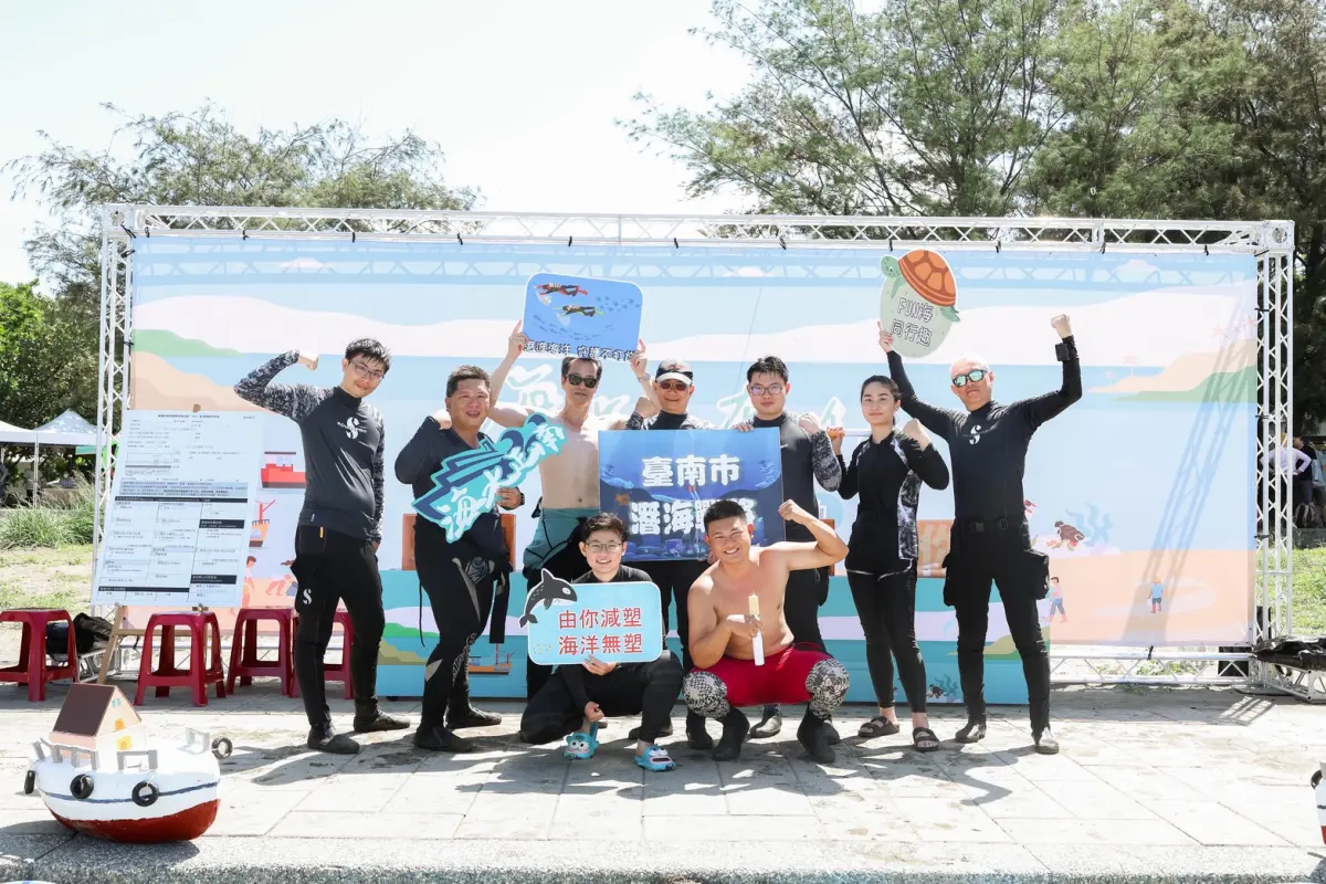 ▲臺南市環保局8日辦理「海好有你 海洋廢棄物宣導活動，共同為保護海洋環境貢獻力量，半天時間共清除413公斤海洋廢棄物。撿拾到的廢棄物以蚵架為最大宗，其次為寶特瓶。（圖／南市府環保局提供）