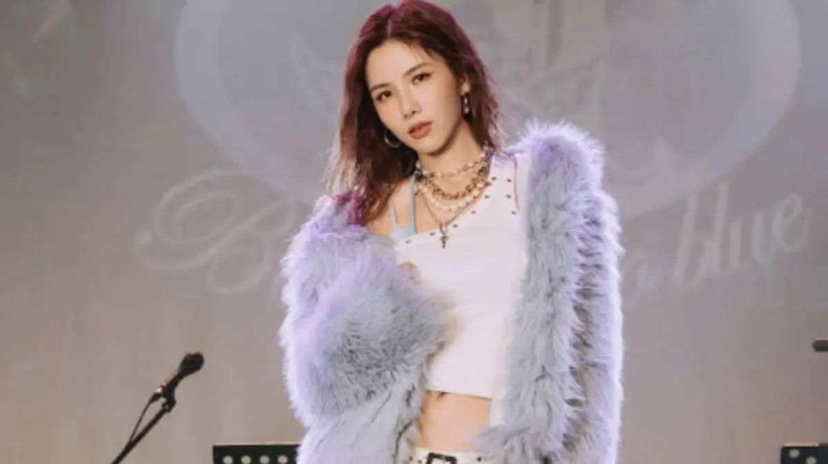 ▲Jocelyn9.4.0（如圖）昨（7）日於Legacy Taipei舉辦演唱會《baby i’m so blue》，呂士軒、王Aden驚喜站台助陣，最後她也預告新專輯正在籌備階段。（圖／寬宏藝術X華風數位提供）