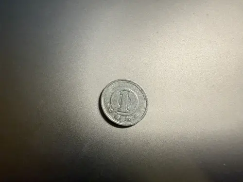 ▲原PO在廚房水槽排水口放2枚1元日圓硬幣，大讚真的有效防油污。（圖／記者張家瑋攝）