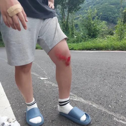 ▲謝志健見吳男臉色發白，在得知是貧血發作，謝志健立即將具有鐵質紅肉李讓吳男食用，以緩解貧血症，續由救護車送醫幸無大礙。 （圖／記者郭凱杰翻攝）