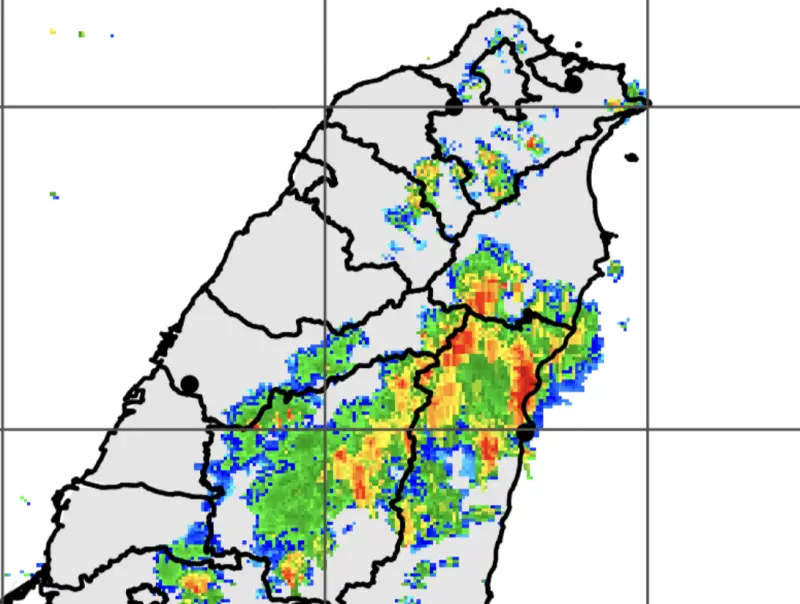 ▲今（8）日午後對流發展旺盛，一波波雷雨帶掃入台灣陸地。（圖／中央氣象署）