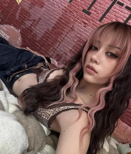 ▲華裔美籍的成員Megan在直播中突然向粉絲們出櫃。（圖／Megan IG）