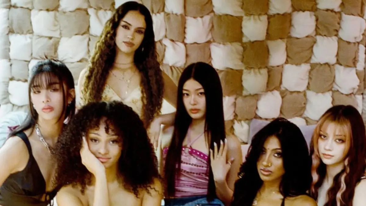 ▲韓國HYBE公司所推出的國際女團「KATSEYE」，旗下成員Megan（右1）突然在直播時向粉絲表示，「自己是雙性戀」，突然出櫃的行為引起許多討論。（圖／KATSEYE IG）