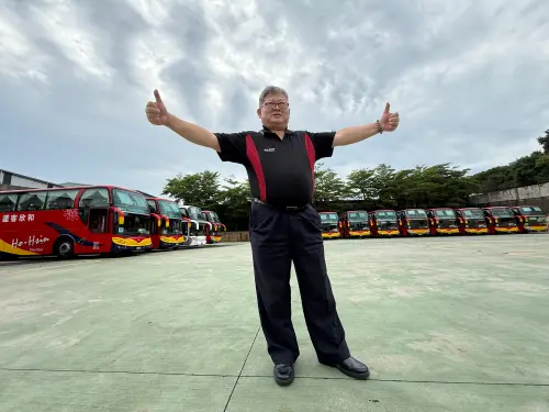 公車司機撞臉顏清標!暖心做這事網喊「盧秀燕快表揚」 ▲黃冠瑋樂在工作,過去12年來有3千多天都是下午5點上床睡覺。(圖/台中市政府提供,2025.06.08)