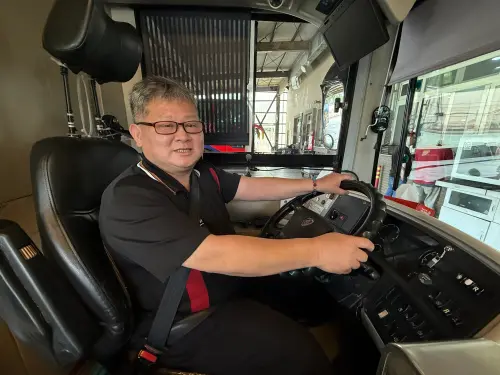 公車司機撞臉顏清標!暖心做這事網喊「盧秀燕快表揚」 ▲黃冠瑋把工作中服務別人,當成人生最好的福報。(圖/台中市政府提供,2025.06.08)