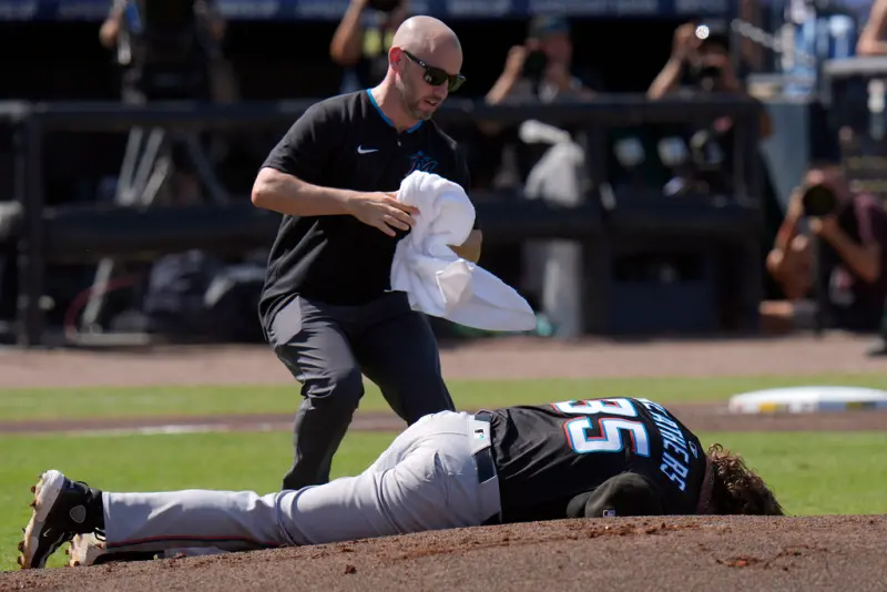 ▲馬林魚先發左投Ryan Weathers賽前熱身時，意外遭到捕手搭檔Nick Fortes回傳球「爆頭」，他當下立刻摀著頭倒地，畫面相當驚悚。Weathers隨後起身繼續正常出賽，但被發現球速掉了將近10多公里，最終僅投3局失4分就退場。（圖／美聯社／達志影像）