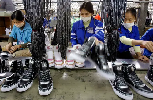 影/台青拒低薪赴越南打拚!鞋廠軍管震撼教育 找到人生新方向