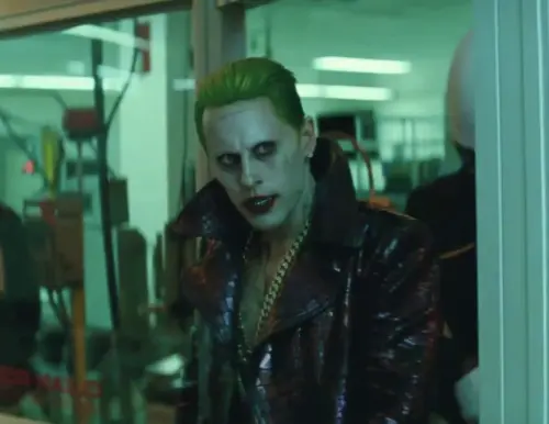 ▲傑瑞德雷托（中）曾演出過《自殺突擊隊》中的小丑，近日突然成為性醜聞的主角。（圖／摘自IMDb）