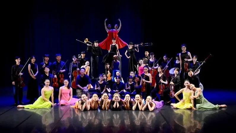 ▲▲左營高中舞蹈班與高雄中學音樂班攜手，將舞蹈表演與現場音樂演奏深度結合，突破傳統舞台分工，打造跨域藝術盛宴。（圖／高市府教育局提供）