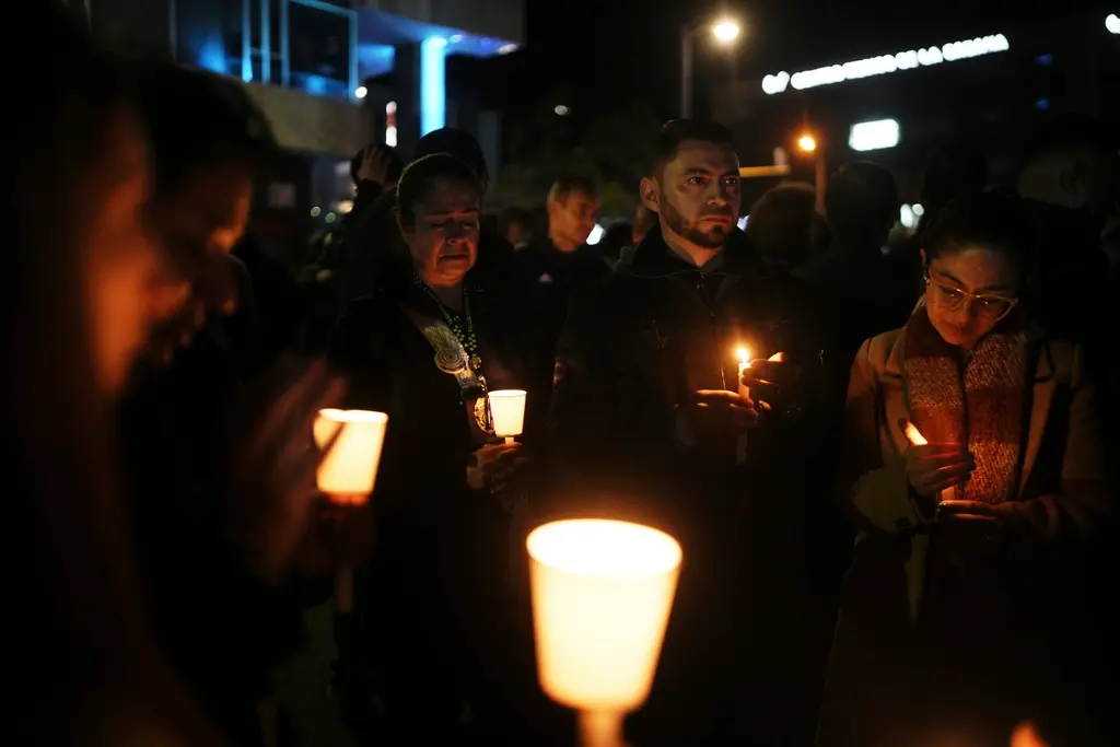 ▲哥倫比亞參議員、總統參選人烏里韋驚傳7日於首都波哥大遭到槍擊送醫急救，民眾在醫院外守夜。（圖／美聯社／達志影像）