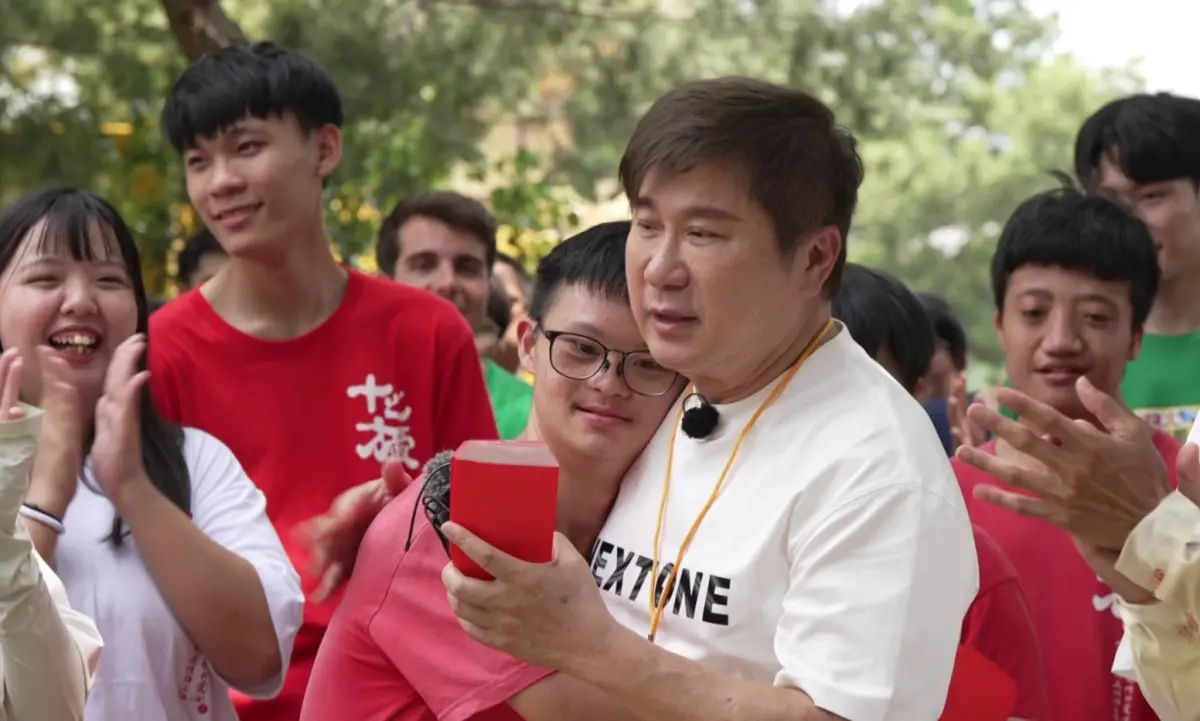 ▲胡瓜（中）長年贊助的十方啟能中心，孩子們來找他這位「榮譽校長」。胡瓜坦言近日歡度66歲生日，平均1天3個蛋糕慶祝，要粉絲不要再買禮物給他，鼓勵他們捐助慈善團體，令人感動。（圖／民視提供）