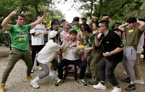 ▲胡瓜(中)過生日,《綜藝大集合》獻上特別的生日款待,讓他好好享受。(圖/民視提供) ▲胡瓜(中)過生日,《綜藝大集合》獻上特別的生日款待,讓他好好享受。(圖/民視提供)