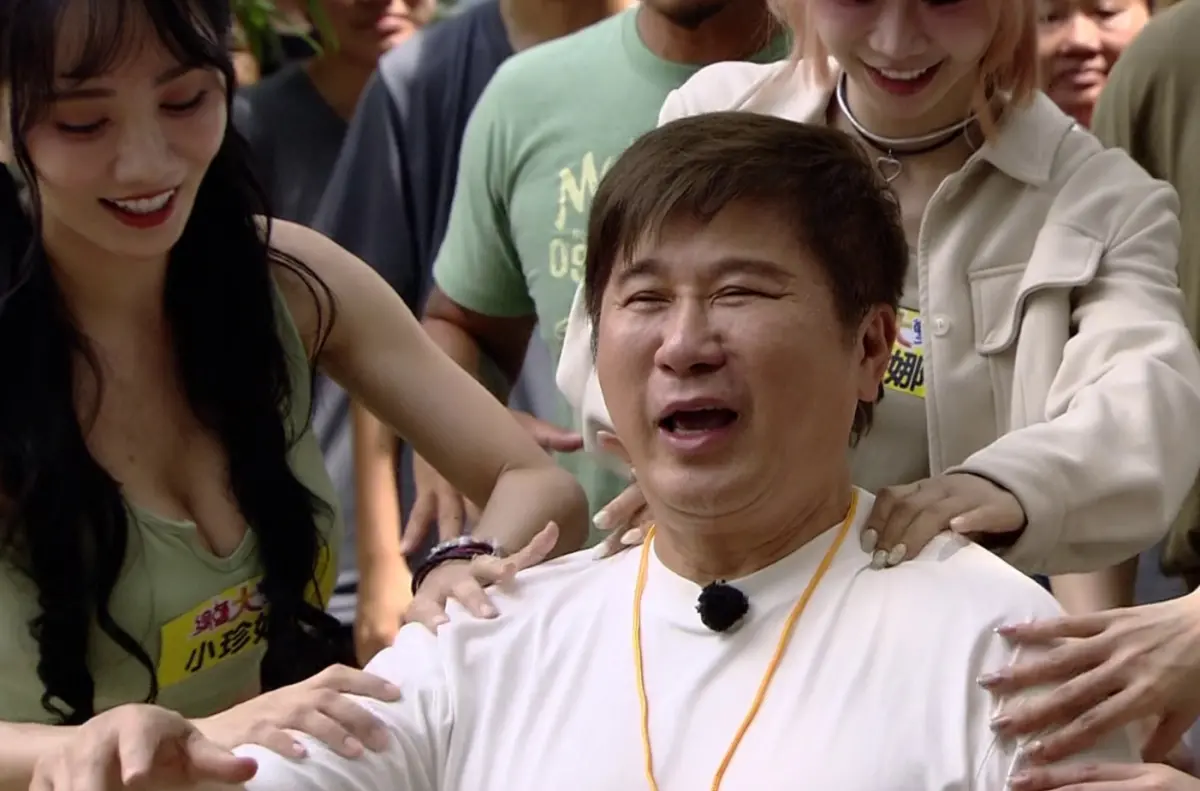 ▲台灣綜藝節目主持人大動盪！不只胡瓜（如圖）明年1月要掰了主持24年的《綜藝大集合》，包括峮峮請辭《飢餓遊戲》、沈玉琳抗癌暫別《11點熱炒店》等等，面對電視觀眾買不買單，考驗著節目尋找代班主持人及後續動向的反應力。（圖／民視提供）