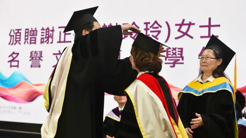 ▲校長王子奇現場為謝玲玲頒授名譽文學博士，以表彰其傑出成就。（圖／翻攝畫面）