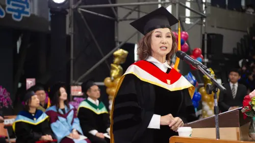 ▲謝玲玲與畢業學子分享人情溫度的珍貴，勉勵學弟妹相信教育與夢想，走出光彩人生。（圖／翻攝畫面）