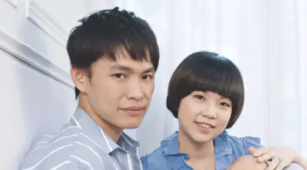 ▲女星林千又近期在台北東區某髮廊咆哮挨告，如今常去該店消費的黃鐙輝（左）一家也發聲，其妻子萁萁（右）力挺店家，直言：「不是付錢是大爺。」（圖／黃鐙輝 臉書）