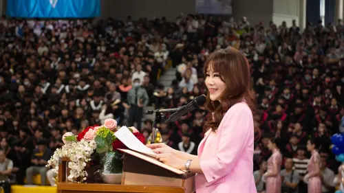 ▲知名新聞人陳雅琳任畢業致詞貴賓，勉勵學弟妹勇敢追夢，堅持走出屬於自己的道路。（圖／翻攝畫面）