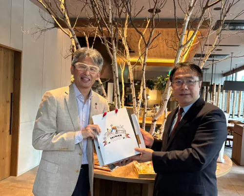 ▲台南市長黃偉哲與富良野市議長涉谷正文會面。 圖/台南市政府提供 ) ▲台南市長黃偉哲與富良野市議長涉谷正文會面。 圖/台南市政府提供 )