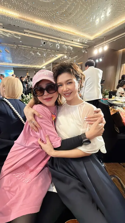 ▲王彩樺（左）參加納豆婚禮時，全程把墨鏡戴在臉上。（圖／王彩樺臉書）