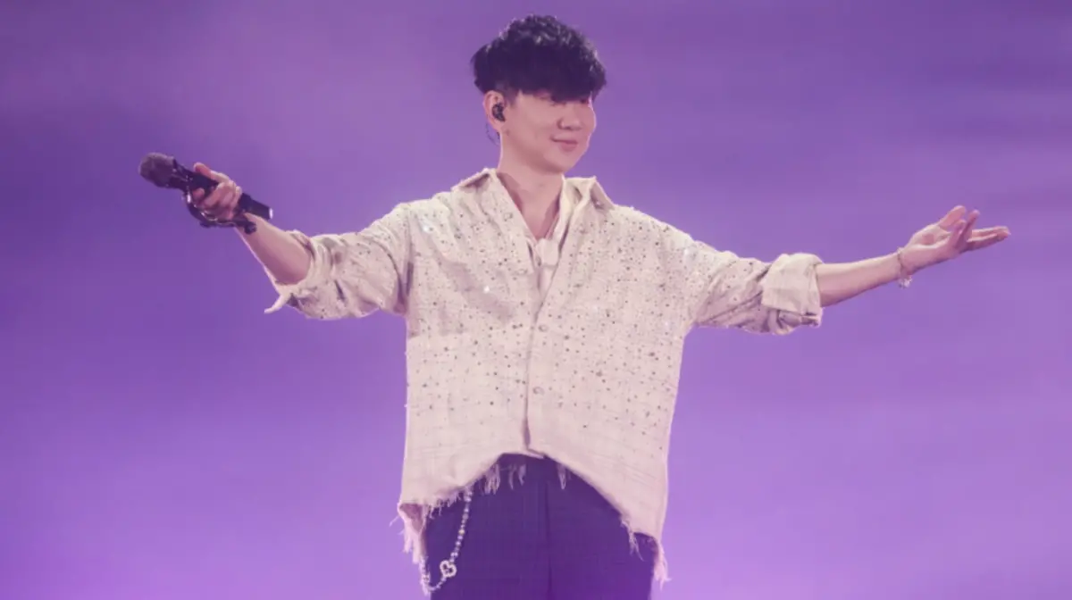 ▲林俊傑（如圖）今（8）日於台北大巨蛋展開《JJ20 FINAL LAP世界巡迴演唱會》第2天，在台上透露經常會跟朋友唱KTV，「每一次去我都跟朋友說，可以不要點我的歌嗎，這樣很像在上班！」阻止不了朋友點播〈小酒窩〉，令他哭笑不得。（圖／JFJ PRODUCTIONS提供）