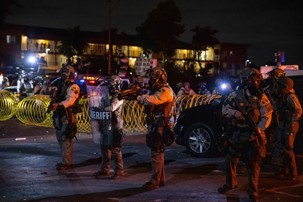 ▲美國聯邦移民執法行動在洛杉磯引爆激烈抗議潮，上百名民眾走上街頭抗議，美國總統川普部署2000名國民兵進駐洛杉磯。（圖／美聯社／達志影像）