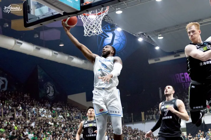 ▲摩爾斯轟最佳24分，展現籃板、助攻皆優於對手的團隊籃球，終場105：102擊敗夢想家，系列戰4：1挺進冠軍賽。（圖／海神球團提供）