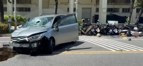 ▲肇事婦人供稱有注意到紅燈，卻將油門當剎車踩。（圖／翻攝畫面）