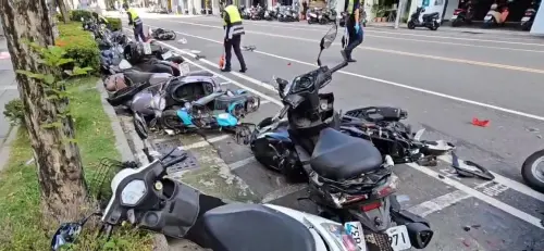 ▲老婦人闖紅燈連撞33車。（圖／翻攝畫面）