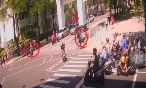 ▲遭撞身亡的陳姓單車騎士（左紅圈）、車禍前4秒通過路口的單車騎士（右紅圈）、開車連撞33車的老婦人（紅色箭頭）全部闖紅燈。（圖／翻攝畫面）