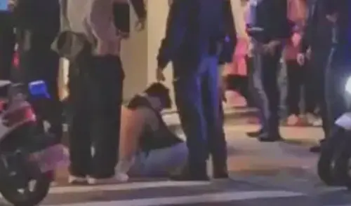 ▲Toyz因批評超哥店內的「醋飯」很難吃，被超哥當街痛毆，不僅衣服被扯爛，身上還有血跡。（圖／翻攝畫面）