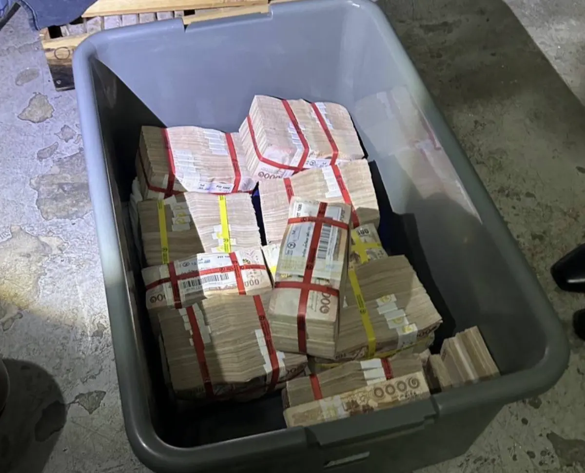 ▲泰國一名婦人在公寓的垃圾區撿了一個灰色塑膠箱，竟發現裡面放了1200萬泰銖現金。（圖／翻攝自thairath）