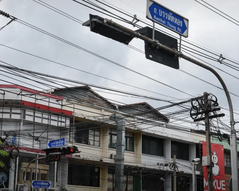 ▲因為中國遊客銳減，曼谷知名的班塔通街餐廳營收慘跌。（圖／翻攝自The Standard Wealth）