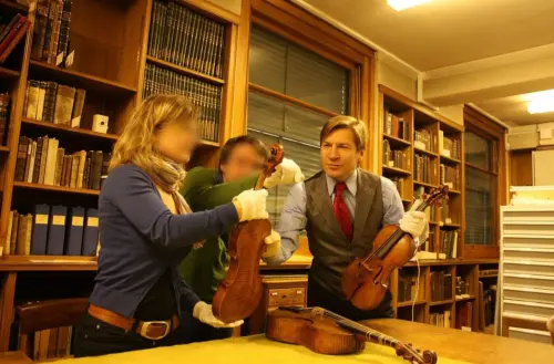 ▲在英國倫敦從事小提琴製造、經銷、修復的Florian Leonhard（右），跨海提告王文洋的小提琴老師。（圖／翻攝臉書）