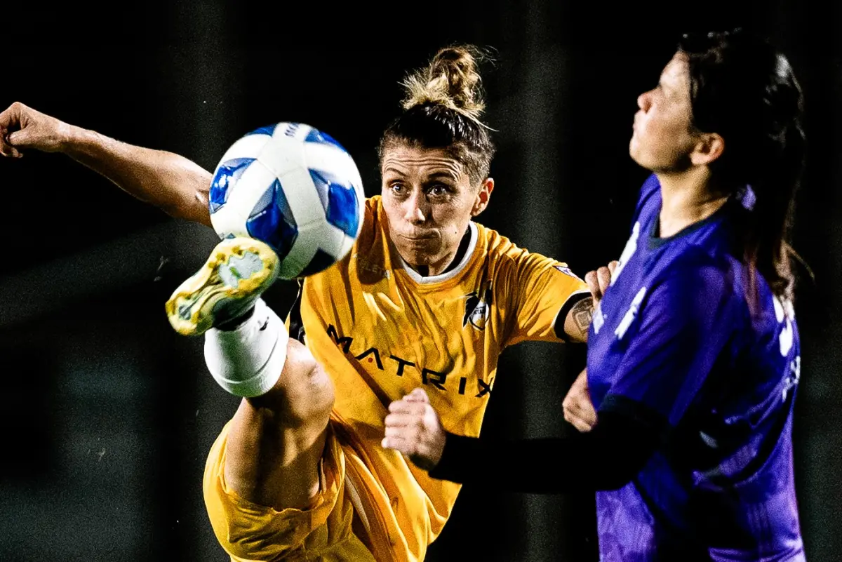 ▲Daiana Analize(左) 一腳送入球網將比分拉大。（圖／高雄Attackers提供）