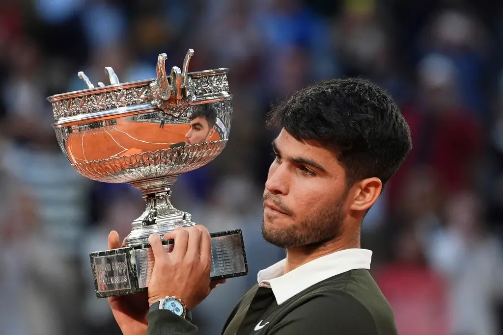 ▲Alcaraz歷經5小時25分鐘大戰，最終以4：6、6：7（4：7）、6：4、7：6（7：3）、7：6（10：2）擊敗義大利世界球王Jannik Sinner。（圖／美聯社／達志影像）