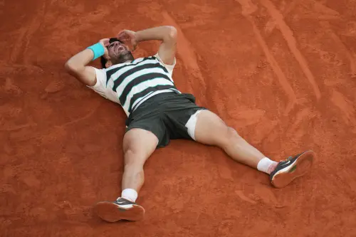 ▲Alcaraz歷經5小時25分鐘大戰，最終以4：6、6：7（4：7）、6：4、7：6（7：3）、7：6（10：2）擊敗義大利世界球王Jannik Sinner。（圖／美聯社／達志影像）