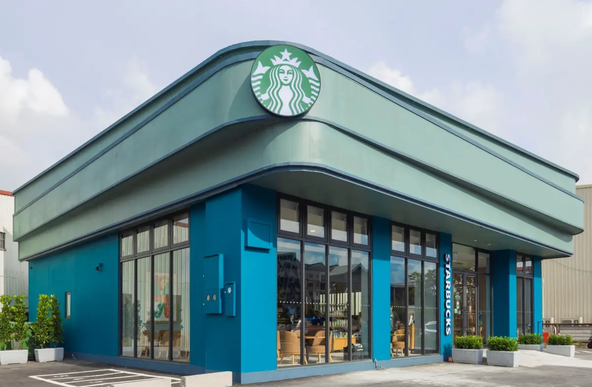 ▲週一開工「星巴克買一送一」！今起連2天截圖喝咖啡優惠，最便宜57.5元起喝大杯美式，15款指定飲料優惠價格一次看；夏日購物派對「全品項85折」；藍綠色濕地風景的「台南台江門市」新開幕。（圖／星巴克提供）