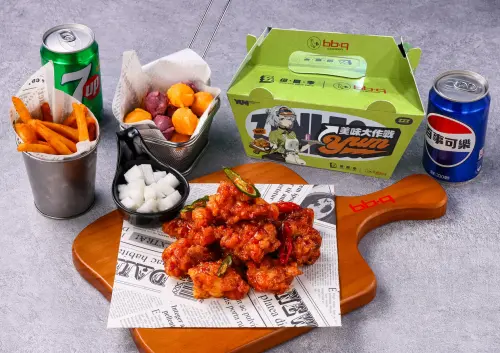 ▲bb.q CHICKEN聯名《絕區零》！雙人套餐送虛寶卡及周邊商品。（圖／bb.q CHICKEN提供）