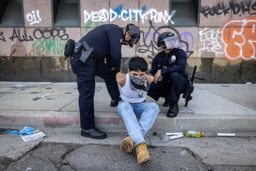 ▲有示威者遭到警方拘捕。(圖/路透社/達志影像) ▲有示威者遭到警方拘捕。(圖/路透社/達志影像)