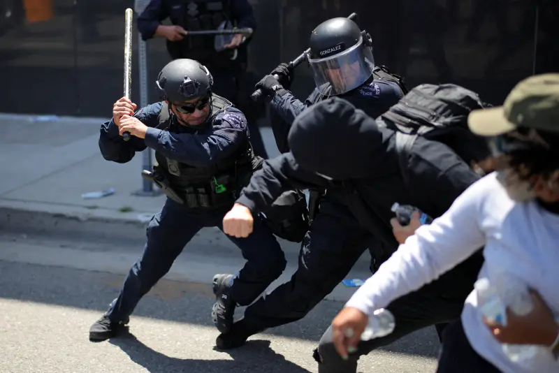 ▲洛杉磯警方使用警棍毆打抗議者。（圖／路透社／達志影像）