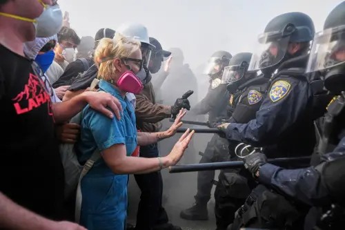 ▲美國加州洛杉磯近日爆發大規模反對移民突襲行動的抗議潮，更引發警民衝突。（圖／美聯社／達志影像）