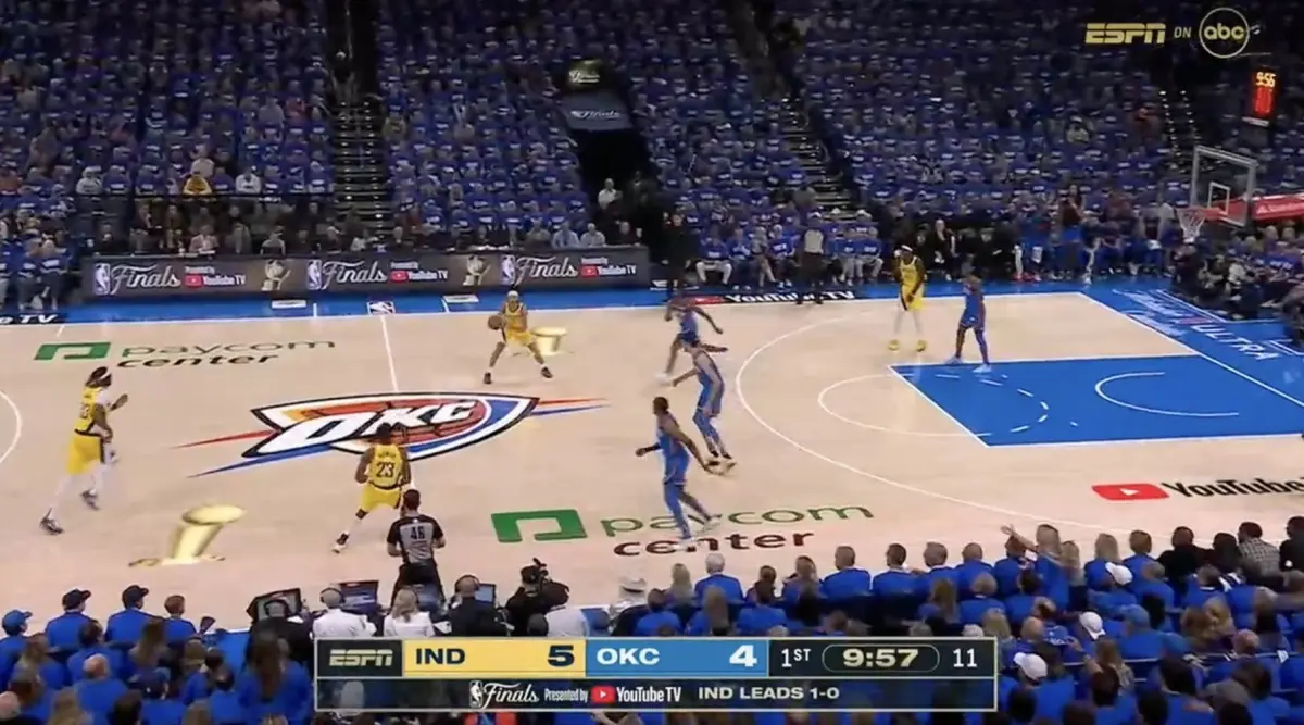 ▲NBA總冠軍戰，近期有不少球迷敲碗歐布萊恩獎盃標誌在總冠軍戰地板回歸，而今（9）日聯盟在地板投影布萊恩獎盃標誌遭吐槽，在第二節就換成總冠軍戰的經典字體。（圖／NBA Central X）