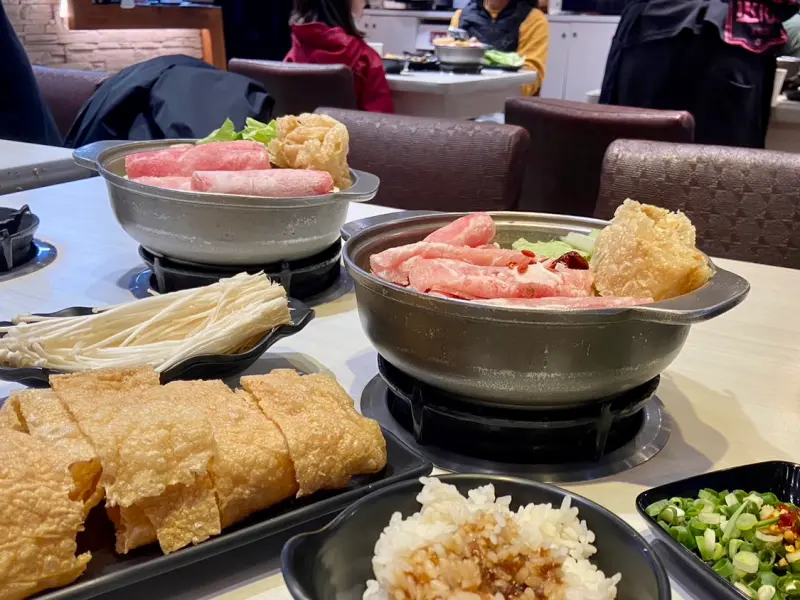 ▲新竹常被戲稱是「美食沙漠」，但有間小火鍋店卻從這塊土地逆勢突圍，在全台展店超過百家，引發網友熱烈討論，也就是台灣各縣市幾乎都能看到的「六扇門火鍋」。（圖／翻攝自六扇門FB）