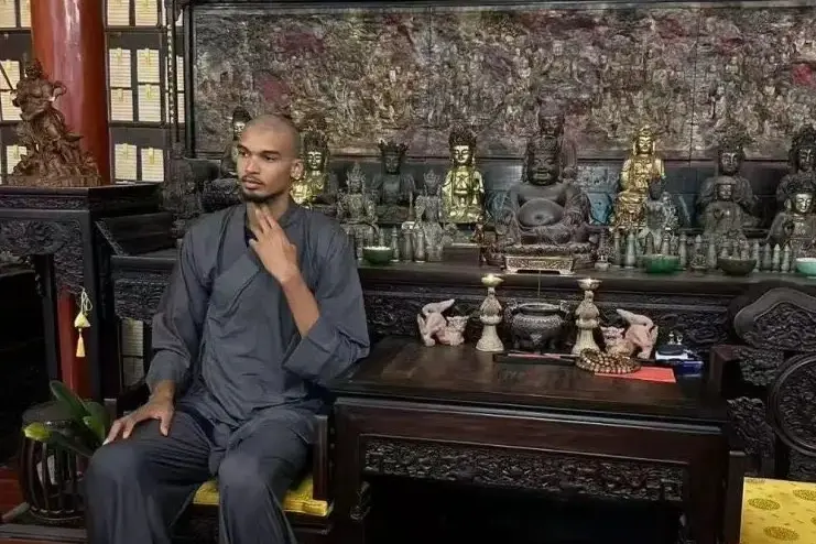 ▲效力NBA美國職籃（National Basketball Association）聖安東尼奧馬刺的超級新星「文班亞馬」Victor Wembanyam近日現身中國武術聖地河南嵩山少林寺，不僅剃光頭換上僧袍，還傳出將在寺內「閉關修行」數日。（圖／取自WembyMuse X）